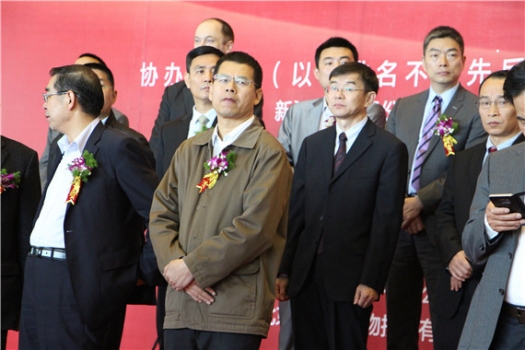 開幕式臺上唯一穿夾克的先生_副本.jpg