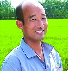 全國十佳農(nóng)民：耕300多畝田 養(yǎng)1000多頭豬